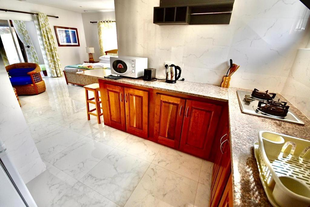 SEA SPLASH SELF CATERING And La Petite Maison Grand Anse  Exterior foto