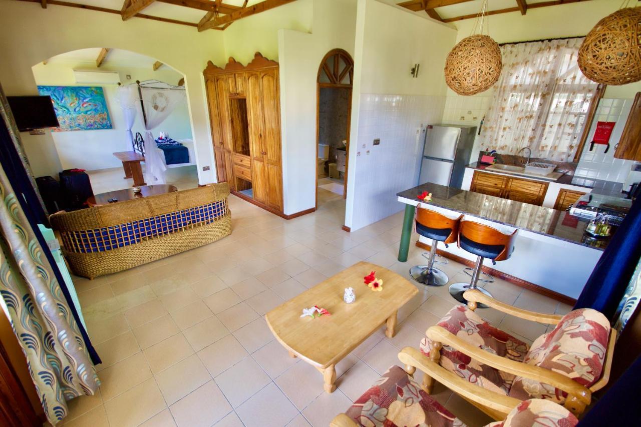 SEA SPLASH SELF CATERING And La Petite Maison Grand Anse  Exterior foto